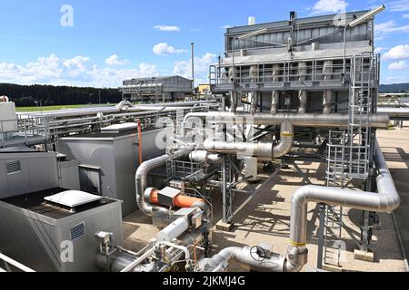 Strasswalchen, Deutschland. 02nd Aug, 2022. Bavaria's Economics Minister Hubert Aiwanger visits the Haidach gas storage facility on August 2nd, 2022. ?SVEN SIMON Photo Agency GmbH & Co. Press Photo KG # Princess-Luise-Str. 41 # 45479 M uelheim/R uhr # Tel. 0208/9413250 # Fax. 0208/9413260 # GLS Bank # BLZ 430 609 67 # Account 4030 025 100 # IBAN DE75 4306 0967 4030 0251 00 # BIC GENODEM1GLS # www.svensimon.net. Credit: dpa/Alamy Live News Stock Photo