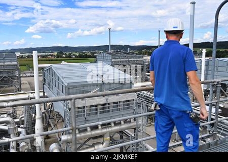 The Plant. 2nd Aug, 2022. Bavaria's Economics Minister Hubert Aiwanger visits the Haidach gas storage facility on August 2nd, 2022. workers in the plant. ?SVEN SIMON Photo Agency GmbH & Co. Press Photo KG # Princess-Luise-Str. 41 # 45479 M uelheim/R uhr # Tel. 0208/9413250 # Fax. 0208/9413260 # GLS Bank # BLZ 430 609 67 # Account 4030 025 100 # IBAN DE75 4306 0967 4030 0251 00 # BIC GENODEM1GLS # www.svensimon.net. Credit: dpa/Alamy Live News Stock Photo