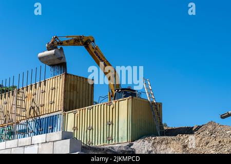 Mackay, Queensland, Australia - 7th June 2022: Crane working in a quarry producing industrial rock and stone for construction of roads and other purpo Stock Photo