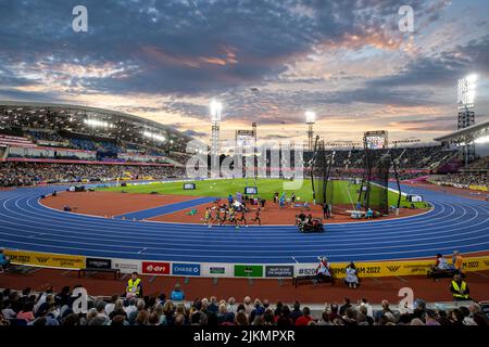 Birmingham, UK. 2nd August 2022; Alexander Stadium, Birmingham, Midlands, England: Day 5 of the 2022 Commonwealth Games: The competitors of the Men's 10,000m Final with a general view of the stadium bathed in evening sunlight Credit: Action Plus Sports Images/Alamy Live News Stock Photo