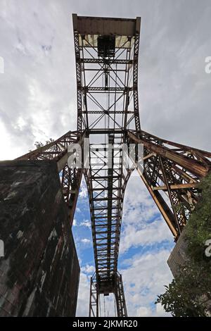 Warrington historic transporter bridge, over the Mersey river at Bank Quay , Crosfields Transporter Bridge, Cheshire, England, UK Stock Photo