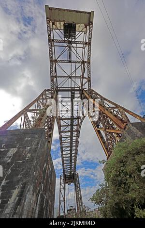 Warrington historic transporter bridge, over the Mersey river at Bank Quay , Crosfields Transporter Bridge, Cheshire, England, UK Stock Photo