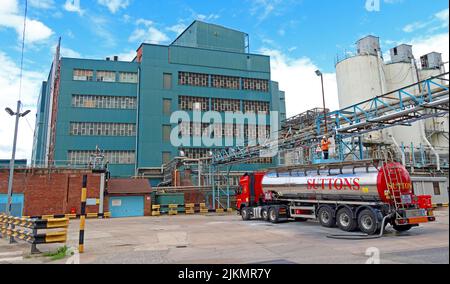 Suttons road chemical tanker, off loading product at Persil Unilever and Crosfields factory, Bank Quay Warrington, Cheshire, England, UK Stock Photo