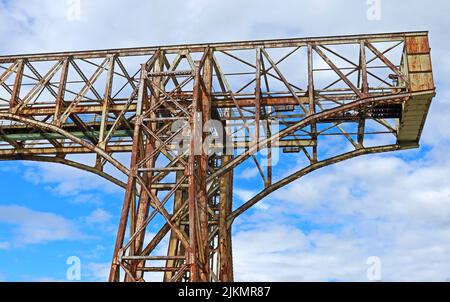 Warrington historic transporter bridge, over the Mersey river at Bank Quay , Crosfields Transporter Bridge, Cheshire, England, UK Stock Photo
