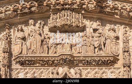 Primer plano de la escena de coronación de la Virgen, en presencia de fray Alonso de Burgos arrodillado en la fachada iglesia san Pablo de Valladolid, Stock Photo
