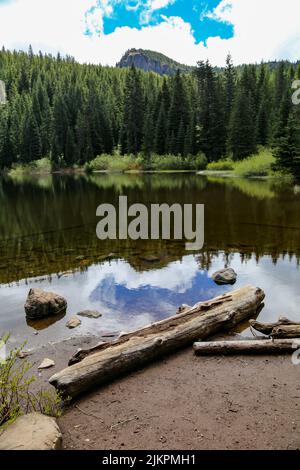 Tranquil area of the Mirror Lake in Mount Hood National Forest, Oregon, USA Stock Photo