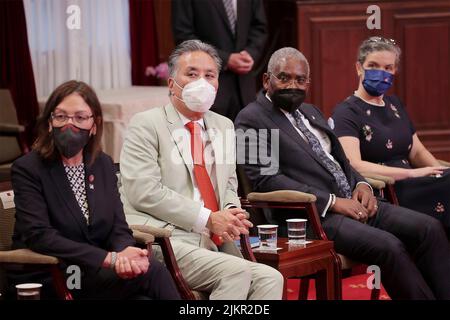 Taipei, Republic of, China. 03rd Aug, 2022. Members of the U.S. delegation listen during meetings with Taiwan President Tsai Ing-wen at the presidential office, August 3, 2022 in Taipei, Taiwan. Sitting from left to right are: Rep. Suzan DelBene, Rep. Mark Takano, Rep. Gregory Meeks and AIT Director Sandra Oudkirk. Credit: Chien Chih-Hung/Taiwan Presidential Office/Alamy Live News Stock Photo