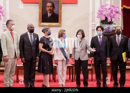 Taipei, Republic of, China. 03rd Aug, 2022. Taiwan President Tsai Ing-wen, center, stands with U.S. Speaker of the House Nancy Pelosi, and delegates prior to their meetings at the presidential office, August 3, 2022 in Taipei, Taiwan. Standing from left to right are: Rep. Mark Takano, Rep. Gregory Meeks, AIT Director Sandra Oudkirk, Speaker Nancy Pelosi, Taiwan President Tsai Ing Wen, Taiwan Vice President Lai Ching-te, and Rep. Raja Krishnamoorthi. Credit: Chien Chih-Hung/Taiwan Presidential Office/Alamy Live News Stock Photo