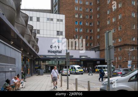 Main entrance to Guy's Hospital, Great Maze Pond, Southwark, Royal ...