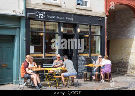 People socialising and enjoying refreshments seated at pavement tables outside Chapter 72 coffee shop. Bermondsey Street, London, England, UK. Stock Photo