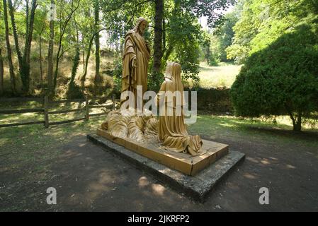 Statue de Bernadette et Jesus, Chemin de Croix, Lourdes, France (Saint Bernadette Soubirous, kneeling before Jesus and talking to him) Stock Photo