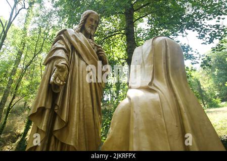 Statue de Bernadette et Jesus, Chemin de Croix, Lourdes, France (Saint Bernadette Soubirous, kneeling before Jesus and talking to him) Stock Photo