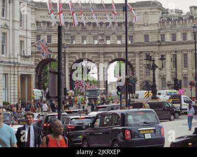 In the heart of London crowds and traffic are blocked under Admiralty Arch leading to the famous Mall, which in turn leads to Buckingham Palace Stock Photo