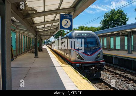 Elizabethtown, PA, USA – July 30, 2022: An Amtrak passenger train arrives at the Elizabethtown station located between Harrisburg and Philadelphia. Stock Photo