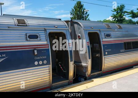 Elizabethtown, PA, USA – July 30, 2022: An Amtrak passenger train stopped at the Elizabethtown station located between Harrisburg and Philadelphia. Stock Photo