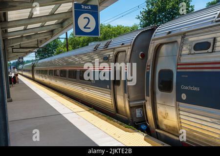 Elizabethtown, PA, USA – July 30, 2022: An Amtrak passenger train stopped at the Elizabethtown station located between Harrisburg and Philadelphia. Stock Photo