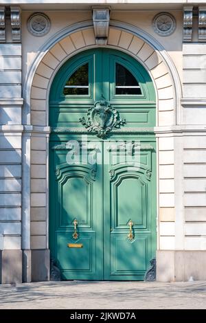 Paris, a green wooden door, typical building in the 16th arrondissement Stock Photo