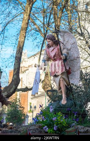 Semana santa Valladolid, ángel con caliz y cruz en el paso de la oración del huerto Stock Photo