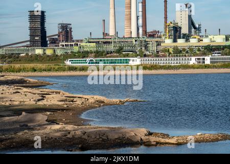 Low water level on the Rhine, banks falling dry, sandbanks in the river, shipping can only sail with reduced cargo and speed, Thyssenkrupp Steel, stee Stock Photo