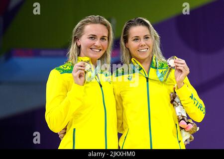 Australia's Ariarne Titmus (left) with the gold medal and Kiah Melverton with the bronze medal after the Women's 400m Freestyle Final at the Sandwell Aquatics Centre on day six of the 2022 Commonwealth Games in Birmingham. Picture date: Wednesday August 3, 2022. Stock Photo
