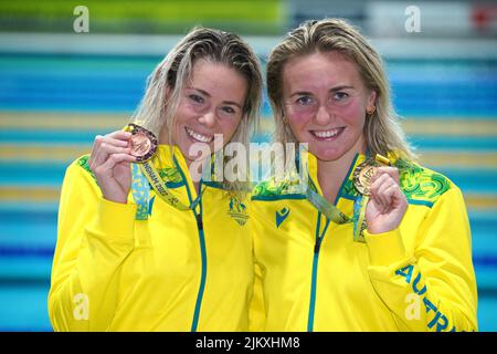Australia's Ariarne Titmus (left) with the gold medal and Kiah Melverton with the bronze medal after the Women's 400m Freestyle Final at the Sandwell Aquatics Centre on day six of the 2022 Commonwealth Games in Birmingham. Picture date: Wednesday August 3, 2022. Stock Photo