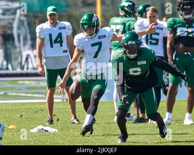 August 2, 2022, Florham Park, New Jersey, USA: New York Jets' safetyÃ•s  Ashlyn Davis (21) and Elijah Riley (33) run a defense drill during Jets  training camp at the Atlantic Health Jets