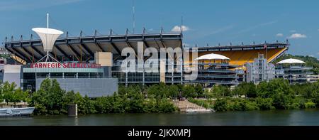 Heinz Field, home of the Pittsburgh Steelers, an NFL team next to the Carnegie Science Center in Pittsburgh, Pennsylvania, USA Stock Photo