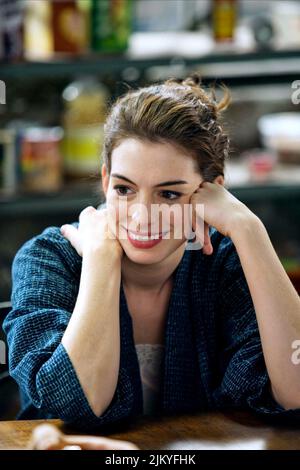ANNE HATHAWAY, LOVE AND OTHER DRUGS, 2010 Stock Photo - Alamy