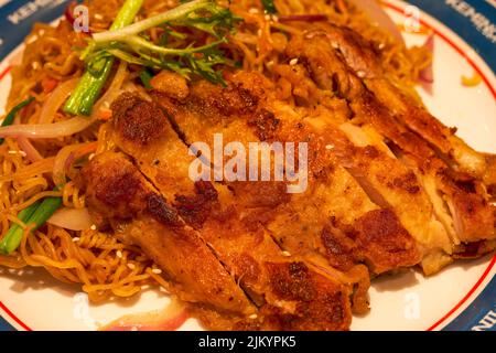A delicious Hong Kong-style tea restaurant dish, Fried Chicken Chop Chow Mein Stock Photo