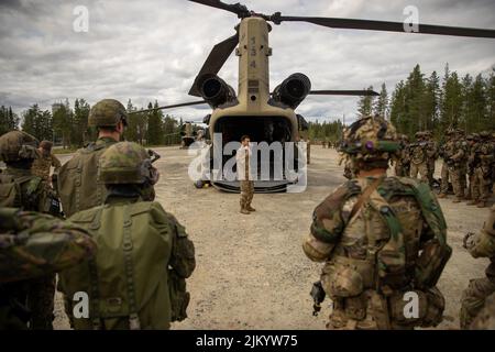 U.S. Soldiers, assigned to “Viper” Company, 1st Battalion, 26th Infantry Regiment, 2nd Brigade Combat Team, 101st Airborne Division (Air Assault), join Finnish high-readiness soldiers, assigned to Kainuu Brigade, for safety and embarkation briefs of a U.S. Army CH-47 Chinook at Sodankyla, Finland, July 24, 2022. U.S. Soldiers conducted the training alongside Finnish and Norwegian soldiers in preparation for Exercise Ryske 2022, a combined joint training exercise that aims to improve the tactics, techniques, and procedures of its participants and strengthen relations between partner nations.  (