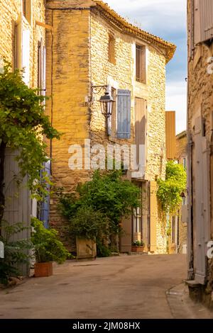 Goult in Provence, village perched on the mountain, typical street Stock Photo