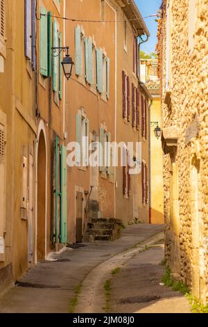 Goult in Provence, village perched on the mountain, typical street Stock Photo