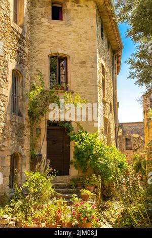 Goult in Provence, village perched on the mountain, typical house Stock Photo