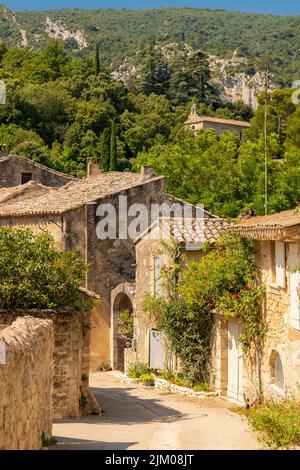 Goult in Provence, village perched on the mountain, typical street Stock Photo