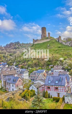 Vertical shot of a town on a hill on the island with a beautiful sea ...