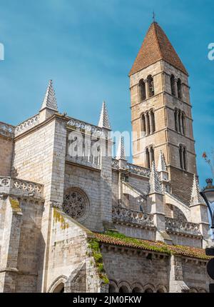 Fotografía vertical de la parte norte de la iglesia de santa María la antigua en Valladolid, España Stock Photo