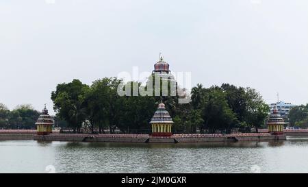 View of Mariamman Kovil Teppakulam Temple, Madurai, Tamilnadu, India.  A temple pond complex with a man-made island in the middle Stock Photo