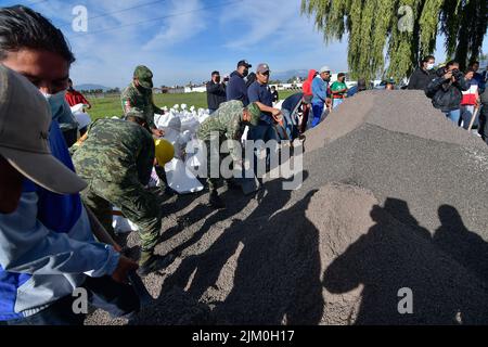 August 3, 2022, San Mateo Atenco, Mexico City, Mexico: August 3 in San Mateo Atenco, Mexico : Neighbors, civil protection elements and military personnel belonging to the 25th Infantry Battalion, applied Plan DN-III-E in its prevention phase, by placing ''costaleras'' along 4 kilometers of the perimeter of the Lerma River, a place where every rainy season it suffers overflows and severe flooding in homes in the area. on August 3, 2022 in San Mateo Atenco, Mexico. (Credit Image: © Arturo HernÃ¡Ndez/eyepix via ZUMA Press Wire) Stock Photo