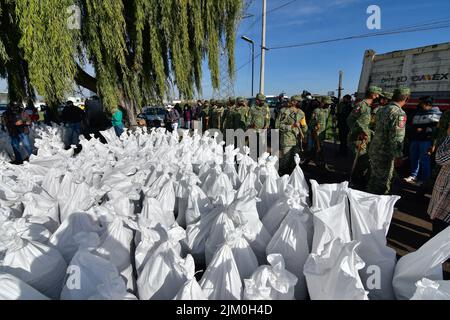 August 3, 2022, San Mateo Atenco, Mexico City, Mexico: August 3 in San Mateo Atenco, Mexico : Neighbors, civil protection elements and military personnel belonging to the 25th Infantry Battalion, applied Plan DN-III-E in its prevention phase, by placing ''costaleras'' along 4 kilometers of the perimeter of the Lerma River, a place where every rainy season it suffers overflows and severe flooding in homes in the area. on August 3, 2022 in San Mateo Atenco, Mexico. (Credit Image: © Arturo HernÃ¡Ndez/eyepix via ZUMA Press Wire) Stock Photo