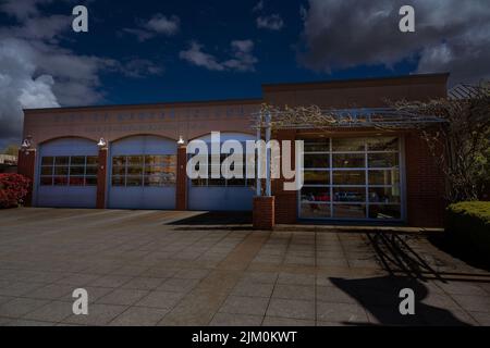 THE CITY OF MERCER ISLAND FIRE HEADQUARTERS STATION 91 IN THE HEART OF DOWNTOWN MERCER ISLAND WASHIGNTON Stock Photo