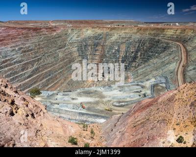 The huge open pit of Gwalia leads to the deepest gold mine in Australia. Stock Photo