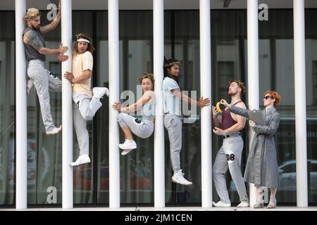 Edinburgh. Scotland, UK. 4th Aug, 2022. Photocall Barely Methodical Troupe: KIN; Physical prowess is the name of the game as BMT return to Edinburgh with smash hit KIN. Fresh from a run in London's West End, KIN is an innovative and exhilarating five-star show about camaraderie with high-octane circus skills and incredible feats of strength at School of Informatics, Crichton Street, University of Edinburgh Pic Credit: Pako Mera/Alamy Live News Stock Photo