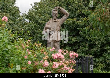 Laurel Park’s statue of Stan Laurel, of the comedy duo Laurel and Hardy, who lived in the town of North Shields, North Tyneside, UK as a child. Stock Photo