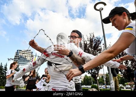 Non Exclusive: ZAPORIZHZHIA, UKRAINE - AUGUST 3, 2022 - A performance staged by relatives and friends of Mariupol defenders to call for the immediate Stock Photo