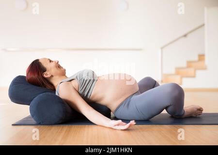 Pregnant Stretches For Back Pain Top 7 Stretches - Jivayogalive