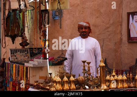 Deira, Dubia,  Dubai Creek, Dubai Kanal, Händler mit Souvenirs und Traditionelle Häuser in Al Seef Stock Photo