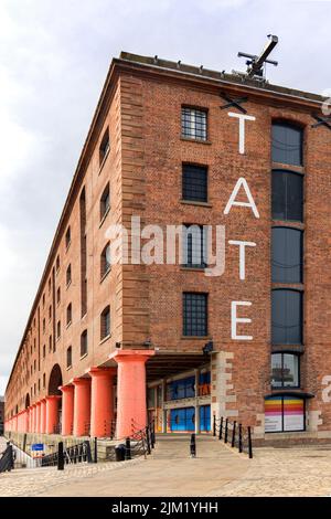 the tate gallery on the waterfront at liverpool merseyside Stock Photo