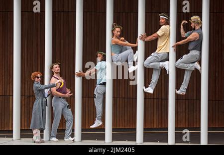 School of Informatics, University of Edinburgh, Scotland, UK. 4th August 2022. EdFringe Photocall: Barely Methodical Troupe Physical prowess is the name of the game as BMT return to Edinburgh with smash hit KIN an innovative and exhilarating five-star show about camaraderie with high-octane circus skills and incredible feats of strength. Credit: ArchWhite/alamy live news. Stock Photo