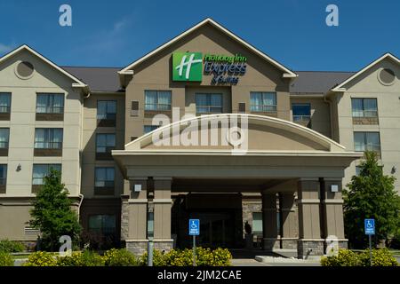 new liskeard, ontario canada - august 2 2022: holiday inn express and suites motel in new liskeard, ontario Stock Photo