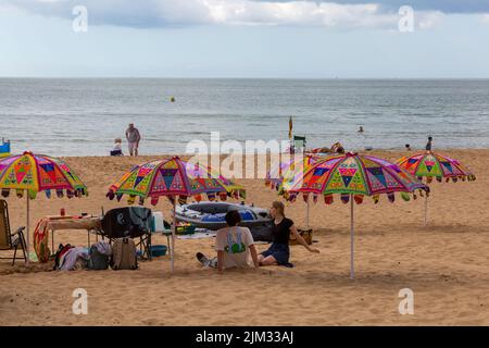 Bournemouth, Dorset UK. 4th August 2022. UK weather: warm with sunny spells at Bournemouth beaches as sunseekers head to the seaside. Credit: Carolyn Jenkins/Alamy Live News Stock Photo